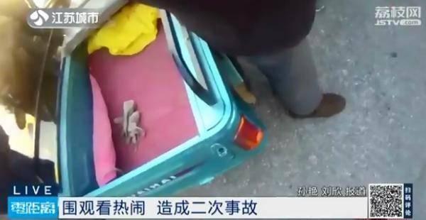 吃瓜被撞视频,视频记录惊险瞬间