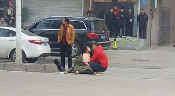 过马路吃瓜视频,过马路时吃瓜，网友直呼“太有才”