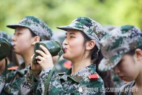 女生军训吃瓜视频,女生宿舍里的欢乐时光