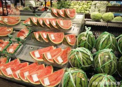 商场吃西瓜大会放肆吃瓜,商场西瓜大会，尽享清凉盛宴